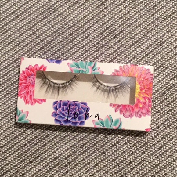 Vegan Faux Eyelashes and application glue - Picture 4 of 5